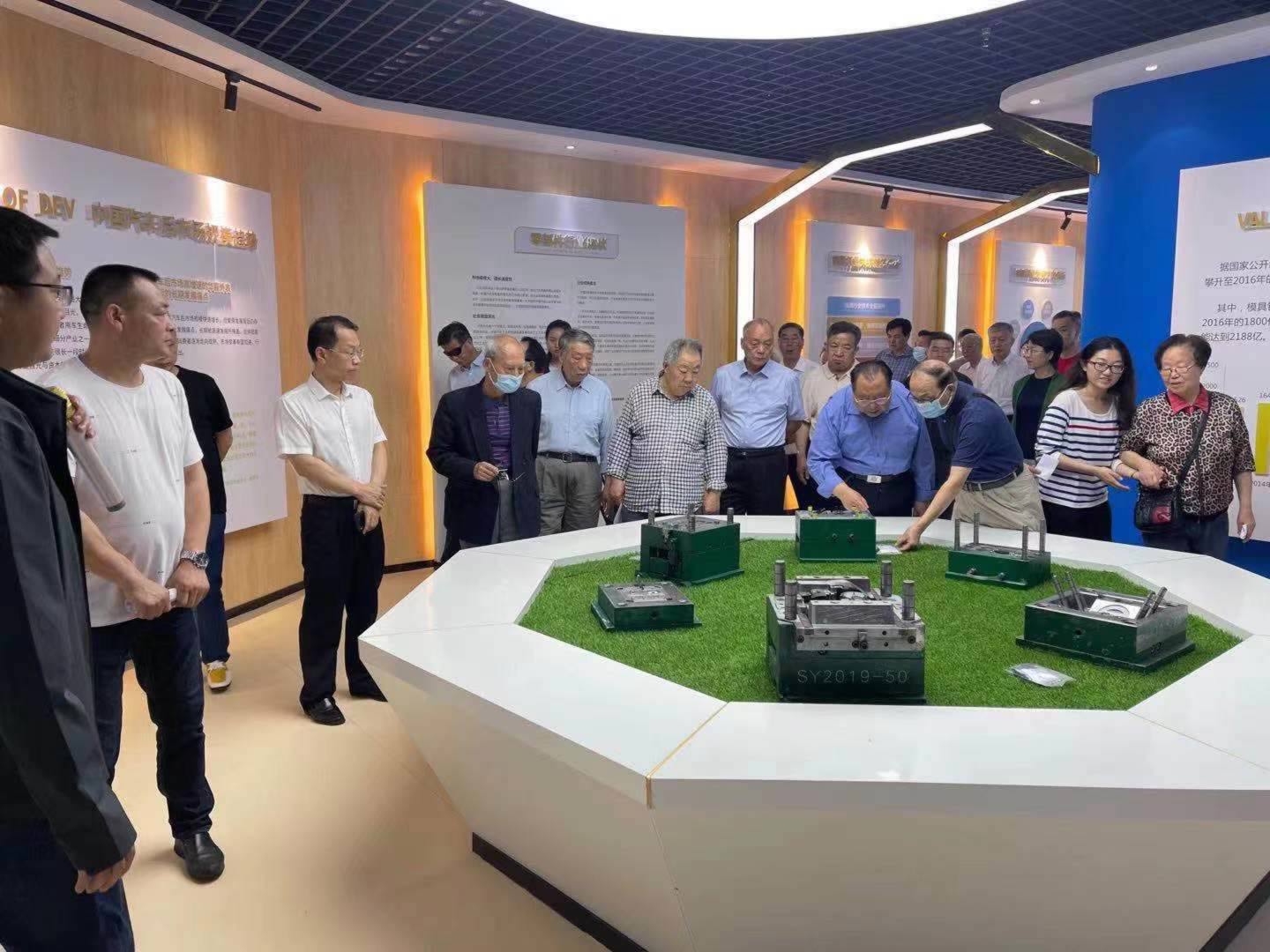 襄陽市“四大家”老領導赴廣創(chuàng)參觀考察